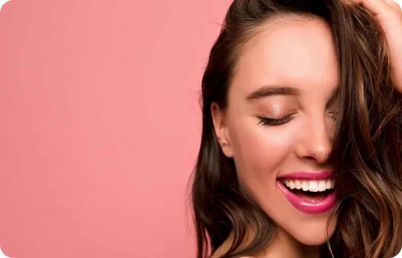 “Mujer con piel rejuvenecida después de un facial Full Face en Hermosillo”